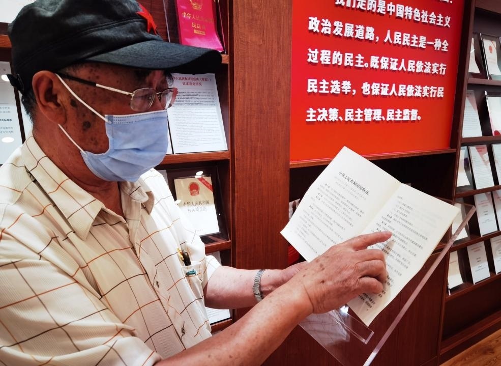 夏云龍給記者展示國歌法修改的內(nèi)容。人民網(wǎng)記者 唐小麗攝