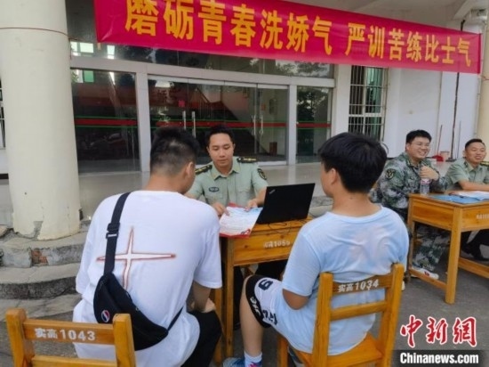 專武干部在講解相關(guān)政策。韋碩 攝