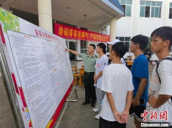 專武干部在講解應(yīng)征體檢標(biāo)準(zhǔn)。韋碩 攝