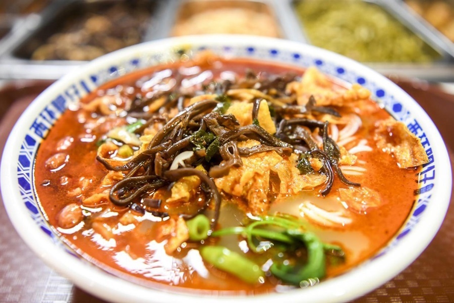 這是廣西柳州市街邊一家螺螄粉店制作的螺螄粉。新華社記者 曹祎銘 攝