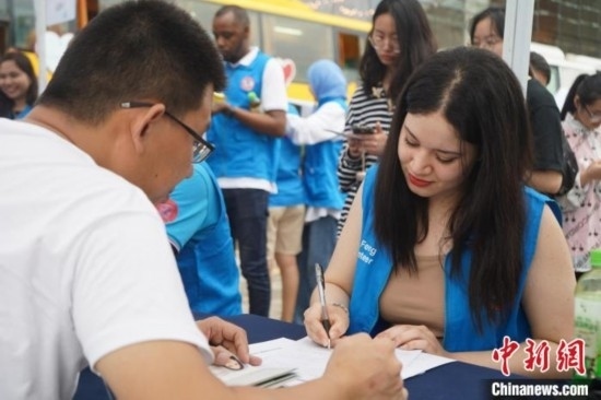 6月13日，在第20個世界獻(xiàn)血者日前夕，20名在贛留學(xué)生組團(tuán)前往血站獻(xiàn)血。吳迪 攝