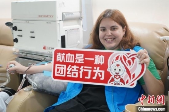 6月13日，在第20個世界獻(xiàn)血者日前夕，20名在贛留學(xué)生組團(tuán)前往血站獻(xiàn)血。吳迪 攝