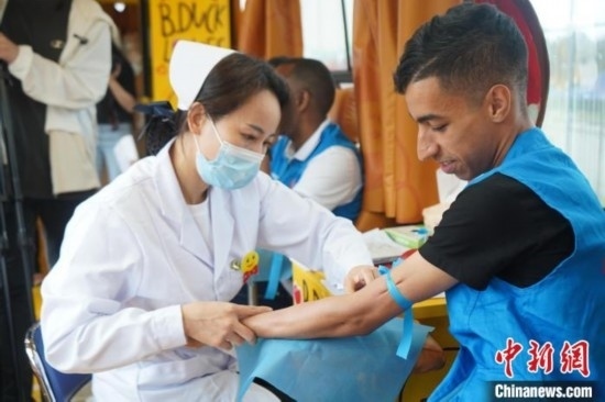 6月13日，在第20個世界獻(xiàn)血者日前夕，20名在贛留學(xué)生組團(tuán)前往血站獻(xiàn)血。吳迪 攝