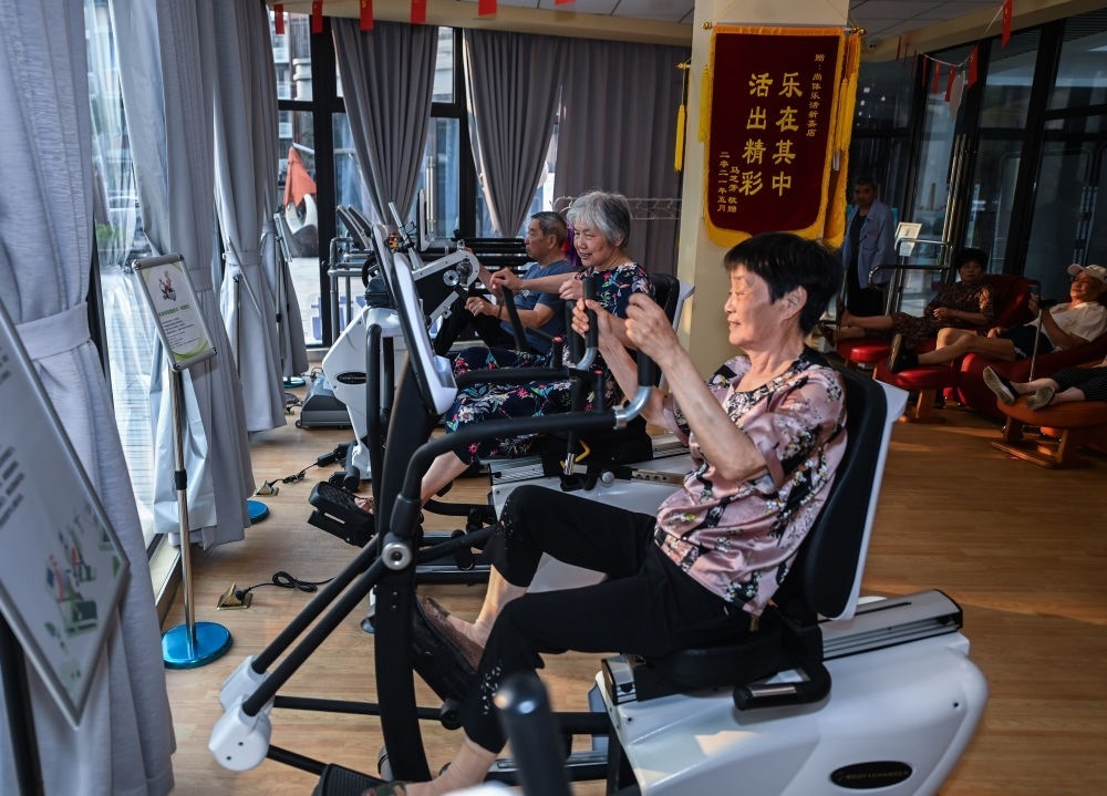 在浙江嘉興市南湖區(qū)新嘉街道電子社區(qū)鄰里中心的長(zhǎng)者運(yùn)動(dòng)健康之家內(nèi)，老人們?cè)谶M(jìn)行器械鍛煉（2023年6月14日攝）。新華社記者 徐昱 攝