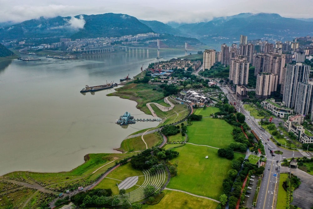 這是2023年6月7日拍攝的位于重慶市云陽(yáng)縣的云陽(yáng)城區(qū)環(huán)湖綠道（無(wú)人機(jī)照片）。當(dāng)?shù)貙⑸鷳B(tài)治理與生態(tài)修復(fù)結(jié)合起來(lái)，兼顧城市旅游和運(yùn)動(dòng)休閑等功能需要，打造環(huán)縣城兩江四岸33公里綠道。新華社記者 唐奕 攝