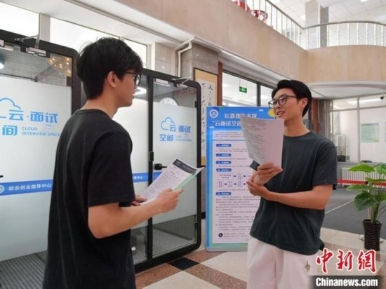 “云面試空間”吸引不少應(yīng)屆畢業(yè)生前來體驗(yàn)。劉棟 攝