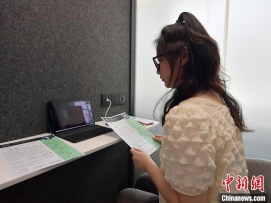 學(xué)生通過“云面試空間”進(jìn)行求職面試。劉棟 攝