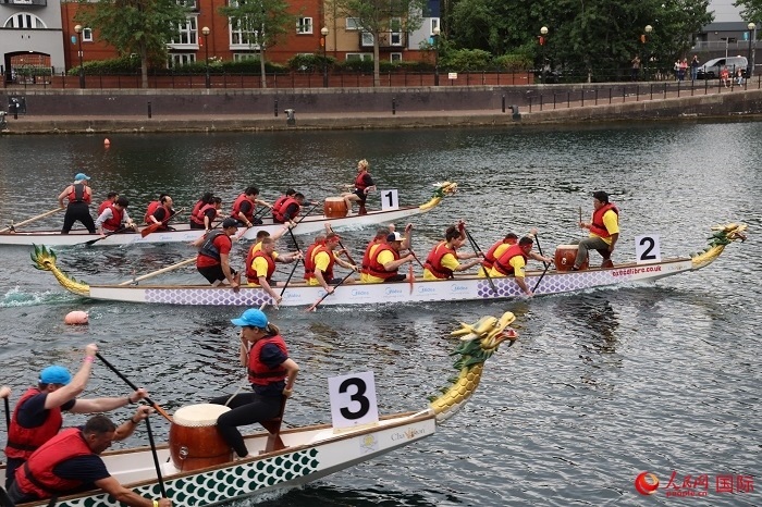 2023全英中華端午龍舟會比賽現(xiàn)場，幾支隊伍你追我趕。人民網(wǎng)記者 邢雪攝
