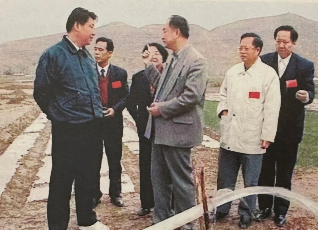 △1997年4月20日，習(xí)近平在寧夏固原市隆德縣調(diào)研。