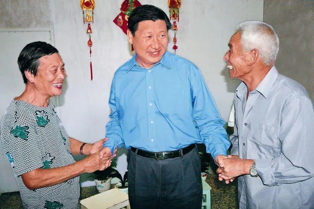 △2006年9月21日，習(xí)近平在浙江省舟山市普陀區(qū)東極鎮(zhèn)看望當(dāng)?shù)貪O民。