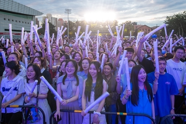 場(chǎng)下觀眾十分熱情。人民網(wǎng)記者 翁奇羽攝