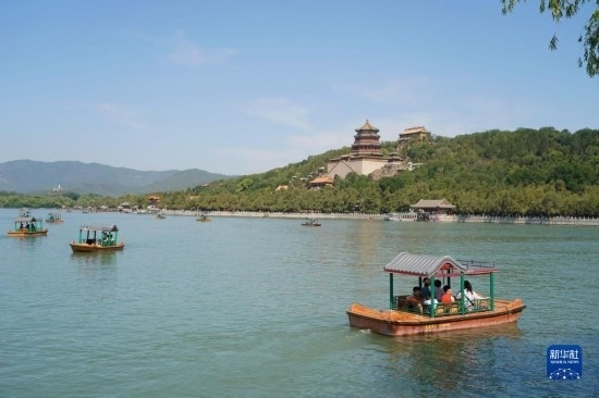 6月22日，游人在北京頤和園乘坐游船。新華社記者 任超 攝