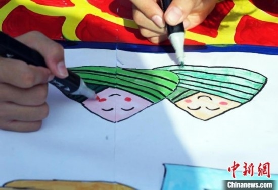 圖為長卷繪畫現(xiàn)場(chǎng)。 興業(yè)縣融媒體中心供圖