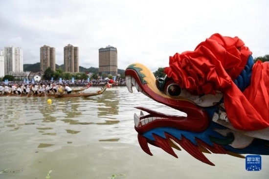 6月23日，在貴州省黔東南苗族侗族自治州施秉縣舉行的獨木龍舟節(jié)上，獨木龍舟進行比賽。