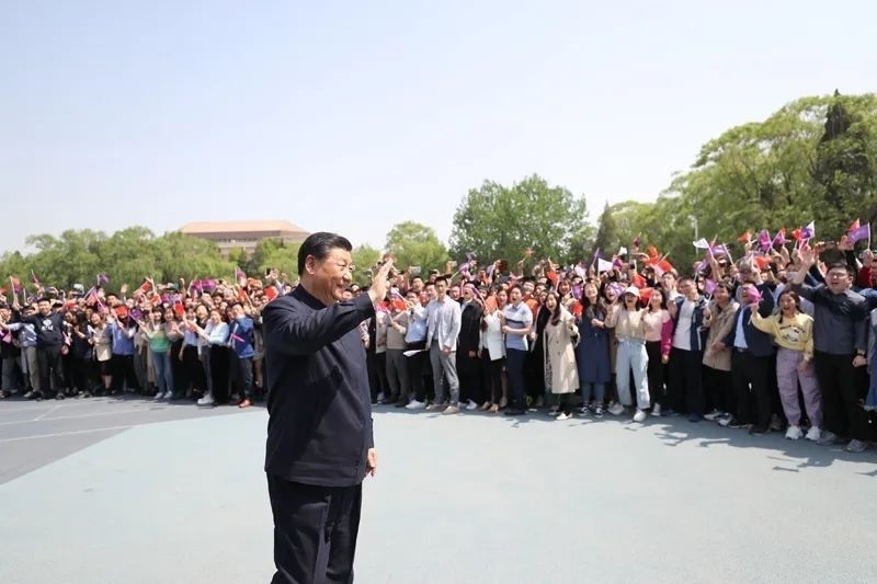 2021年4月19日，在清華大學(xué)建校110周年校慶日即將來臨之際，習(xí)近平來到清華大學(xué)考察。圖為習(xí)近平離開學(xué)校時，同師生們揮手致意。新華社記者 鞠鵬 攝