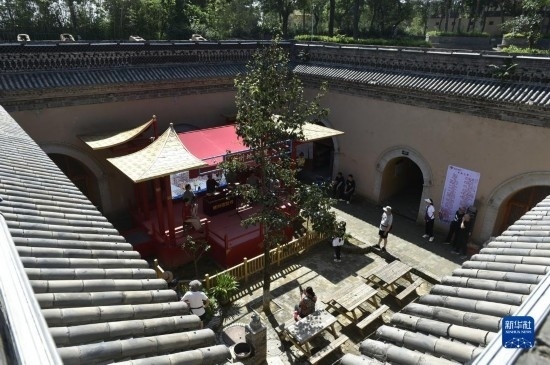 6月23日，游人在三門峽市陜州地坑院景區(qū)內(nèi)游覽。