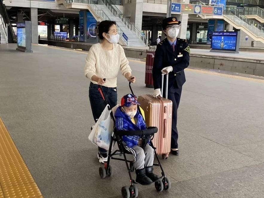 鄭海珠在站臺上引導(dǎo)旅客乘車。南昌鐵路供圖