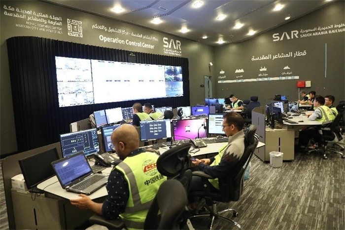 中外工作人員在控制室工作。中國(guó)鐵建供圖