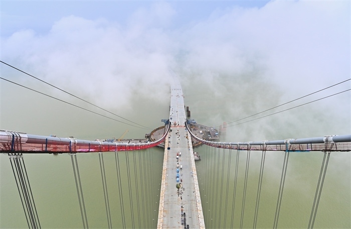 從270米高塔俯瞰深中通道伶仃洋大橋施工現(xiàn)場(chǎng)。（中交集團(tuán)供圖）