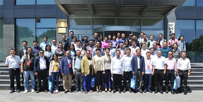 由瀾湄六國(guó)有關(guān)部門(mén)及主流媒體等組成的采訪團(tuán)與中方代表在瀾湄水資源合作中心門(mén)口合影。（瀾湄水資源合作中心供圖）