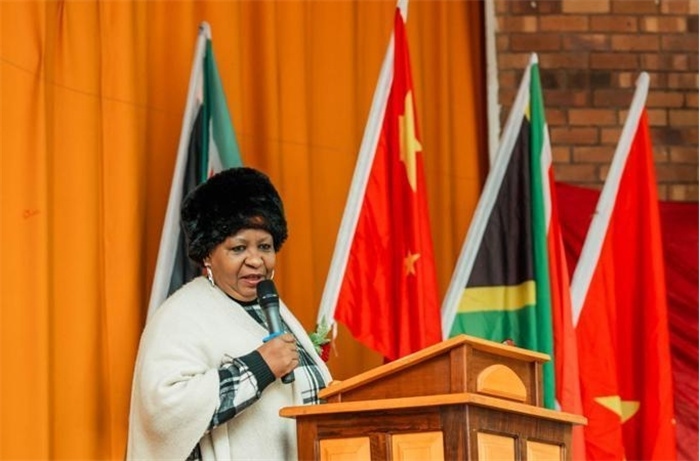 Magdeline Mokwena女士致辭。（圖片來源：廣西大錳南非PMG礦業(yè)有限公司）