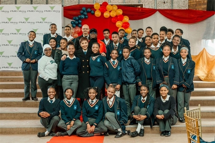 Blinkklip高中的學(xué)生們。（圖片來源：廣西大錳南非PMG礦業(yè)有限公司）