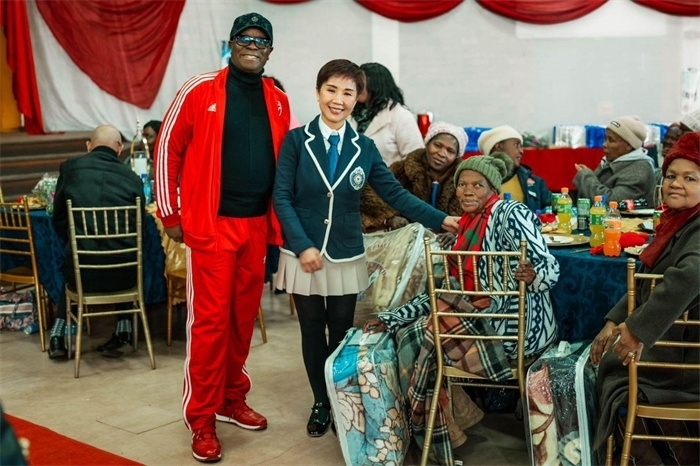 Micheal Mohala中將、黃琳與社區(qū)老人合影。（圖片來源：廣西大錳南非PMG礦業(yè)有限公司）