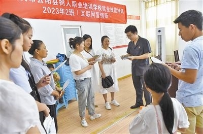  圖③：法院干警現(xiàn)場指導(dǎo)鄉(xiāng)村“代理家長”如何正確管護(hù)留守兒童。