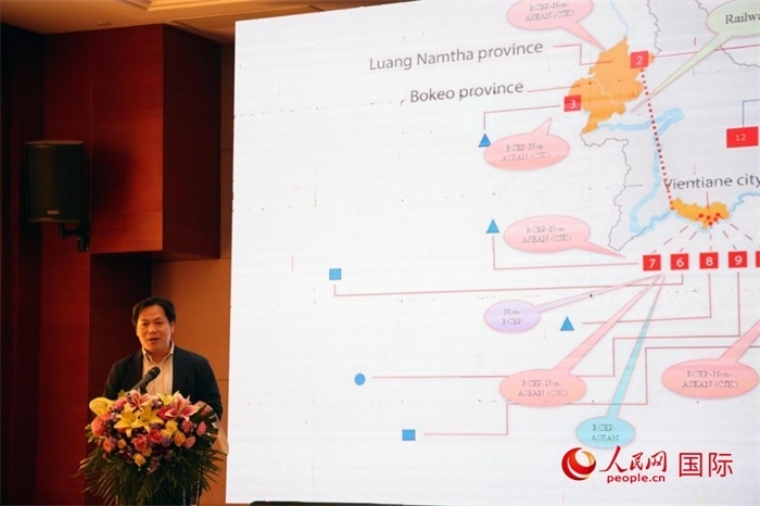 老撾計(jì)劃與投資部發(fā)展研究院院長(zhǎng)史提羅斯·拉斯福尼在活動(dòng)現(xiàn)場(chǎng)發(fā)言。人民網(wǎng)記者楊一攝