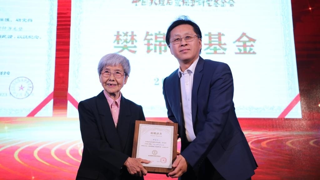 國家文物局黨組成員、副局長解冰（右）為樊錦詩（左）頒發(fā)捐贈證書。新華社記者張睿 攝