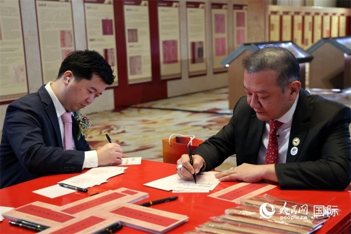 觀眾在展覽現(xiàn)場設置的體驗區(qū)手寫“批信”。人民網記者楊一攝