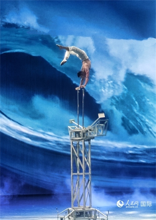 吳橋雜技大世界中的雜技演出。人民網(wǎng) 趙昭攝