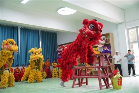 開課儀式現(xiàn)場(chǎng)，疏附縣第一中學(xué)舞獅隊(duì)的醒獅表演。