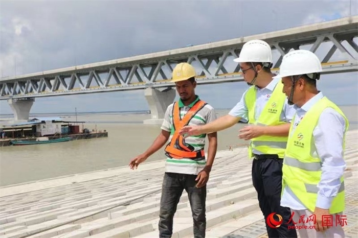 孟加拉國(guó)帕德瑪大橋河道整治工程北岸整治區(qū)域長(zhǎng)1.5千米，南岸長(zhǎng)11.5千米，是目前世界上規(guī)模最大的河道整治工程。人民網(wǎng)記者 孫廣勇攝