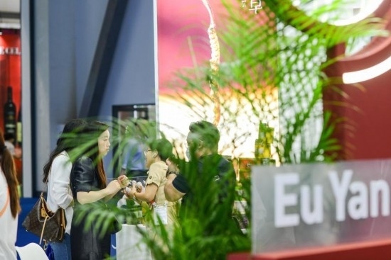 RCEP成員國企業(yè)亮相第三屆消博會。2023年4月12日，參觀者在新加坡企業(yè)余仁生的展臺了解產(chǎn)品。新華社記者王澤聰攝