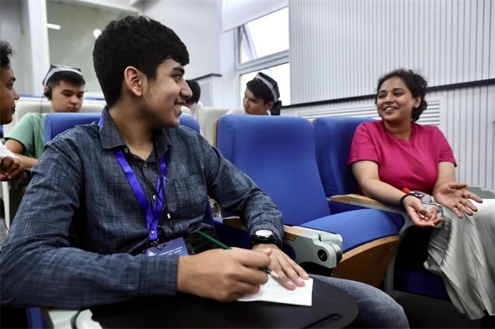 “上合小記者”在中國傳媒大學(xué)外語學(xué)院采訪留學(xué)生。中新社供圖