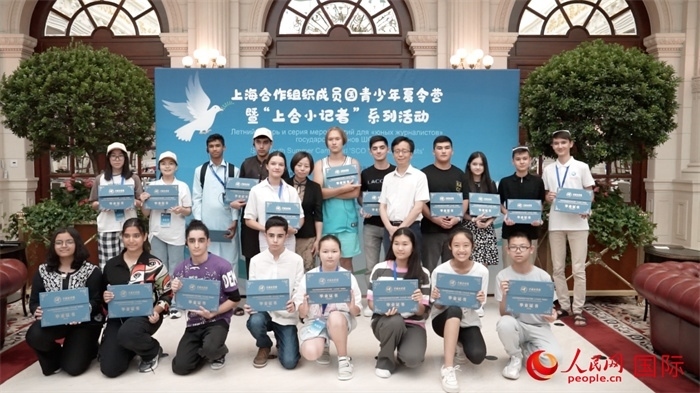 主辦單位為“上合小記者”頒發(fā)證書。實習(xí)生 方明軒攝