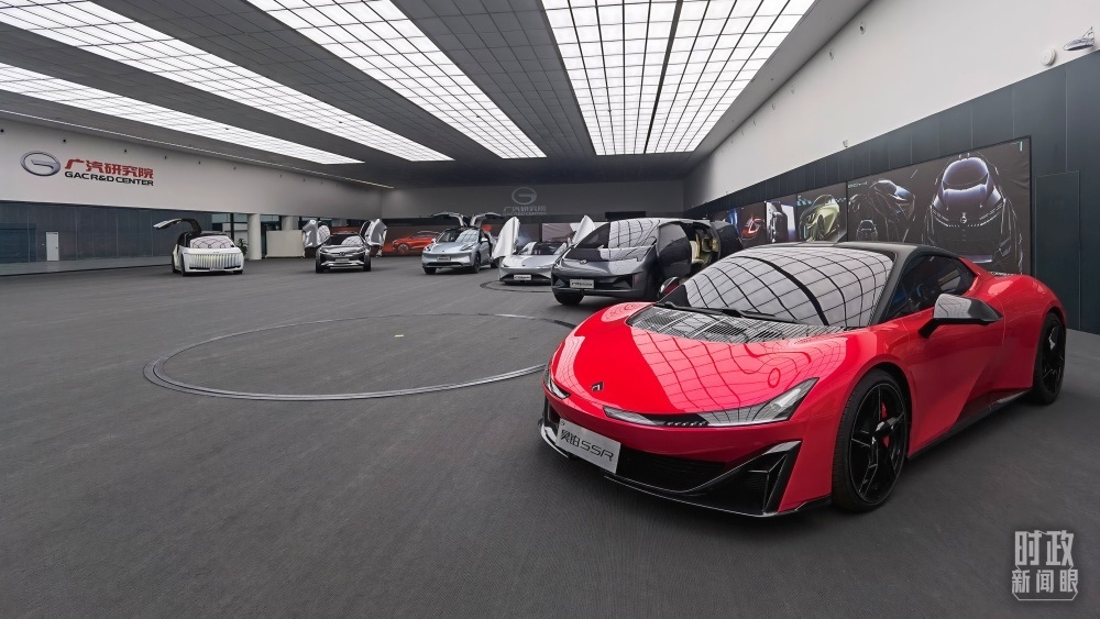 今年4月，習(xí)近平考察廣汽埃安新能源汽車股份有限公司，了解企業(yè)推動(dòng)制造業(yè)高端化、智能化、綠色化等情況。（總臺(tái)央視記者石丞拍攝）