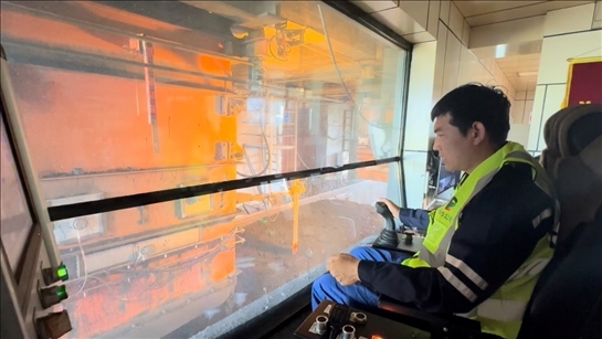 國家電投內(nèi)蒙古公司南露天煤礦裝車站司機(jī)石繼立的操縱下，一次性60噸的煤炭穩(wěn)穩(wěn)裝入車廂。人民網(wǎng) 金洪花攝