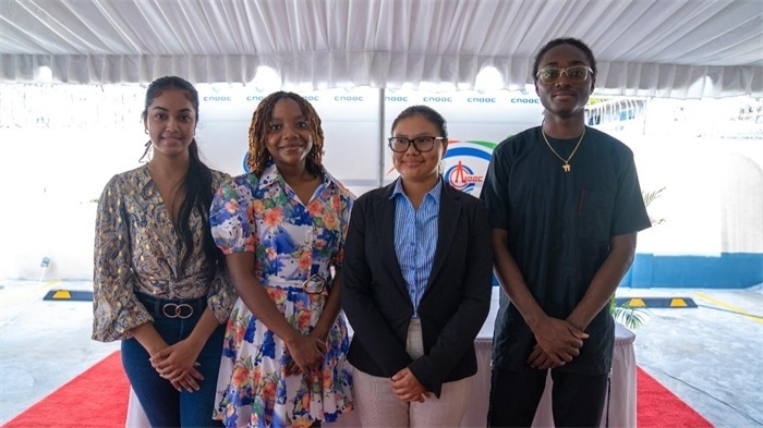 四名獲得中海油獎學(xué)金的學(xué)生合影。中海油圭亞那有限公司供圖