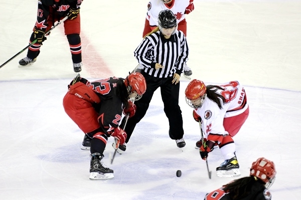 北京隊球員呂悅(左)與上海隊球員黃滟爭球。人民網記者 胡雪蓉攝