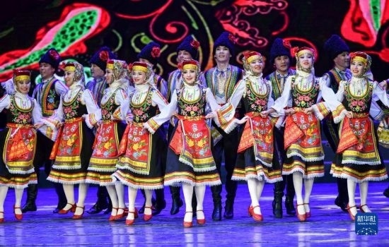 7月21日，哈薩克斯坦薩爾塔納國家舞蹈團(tuán)的演員在演出。