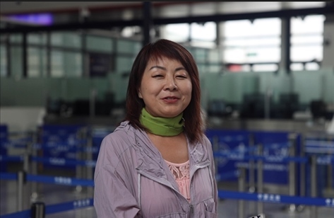 7月22日，曾經(jīng)在老撾瑯勃拉邦工作過3年的加拿大華僑孫月玲乘坐中老鐵路國際旅客列車從中國出境。衛(wèi)海林 攝