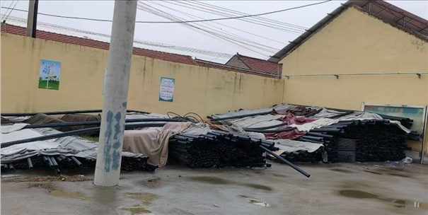 至今仍堆放在村委會院里的自來水管道。 人民網(wǎng)記者 金慧慧攝