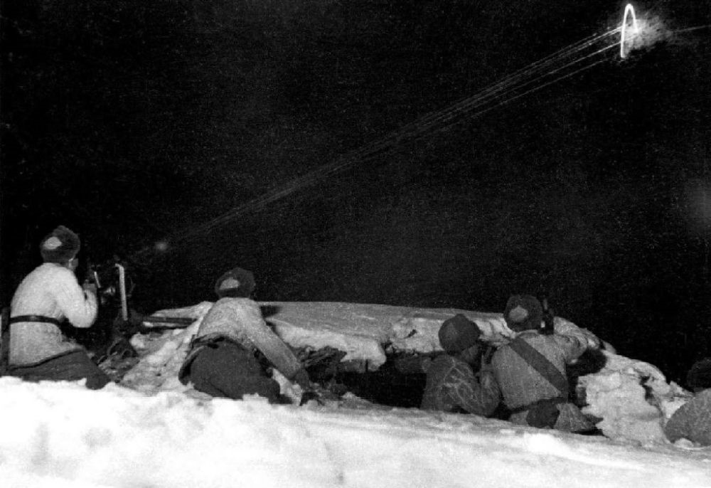  ↑1950年12月，在朝鮮長津湖，中國人民志愿軍第27軍連隊機槍手向美軍陣地射擊。新華社發(fā)（張崇岫 攝）