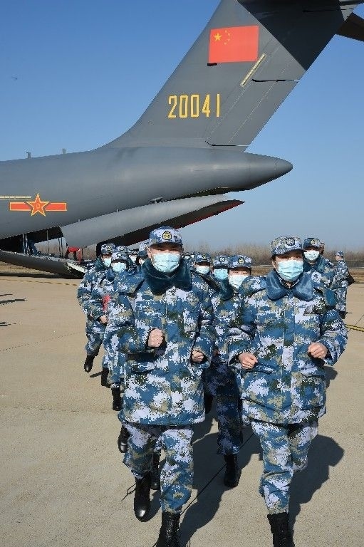 ↑2020年2月17日，一批軍隊支援湖北醫(yī)療隊員抵達武漢天河機場。新華社記者 黎云 攝