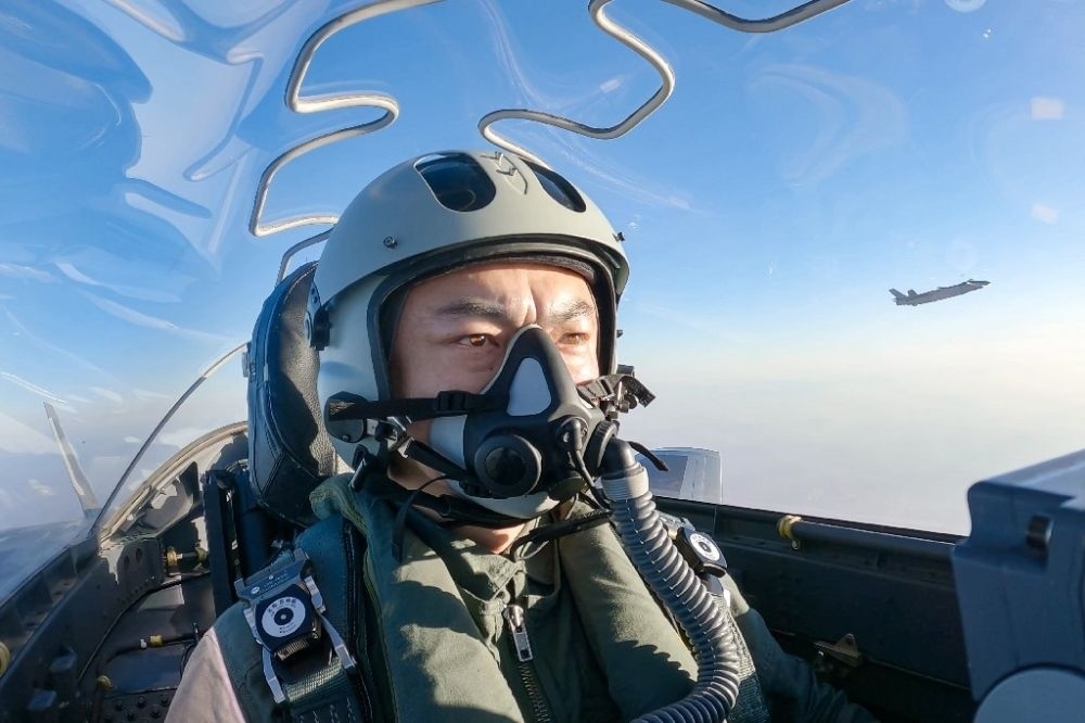 ↑全國人大代表、“強軍先鋒飛行大隊”大隊長高中強進行編隊飛行訓練（2023年2月9日攝）。新華社發(fā)（姜皓元 攝）