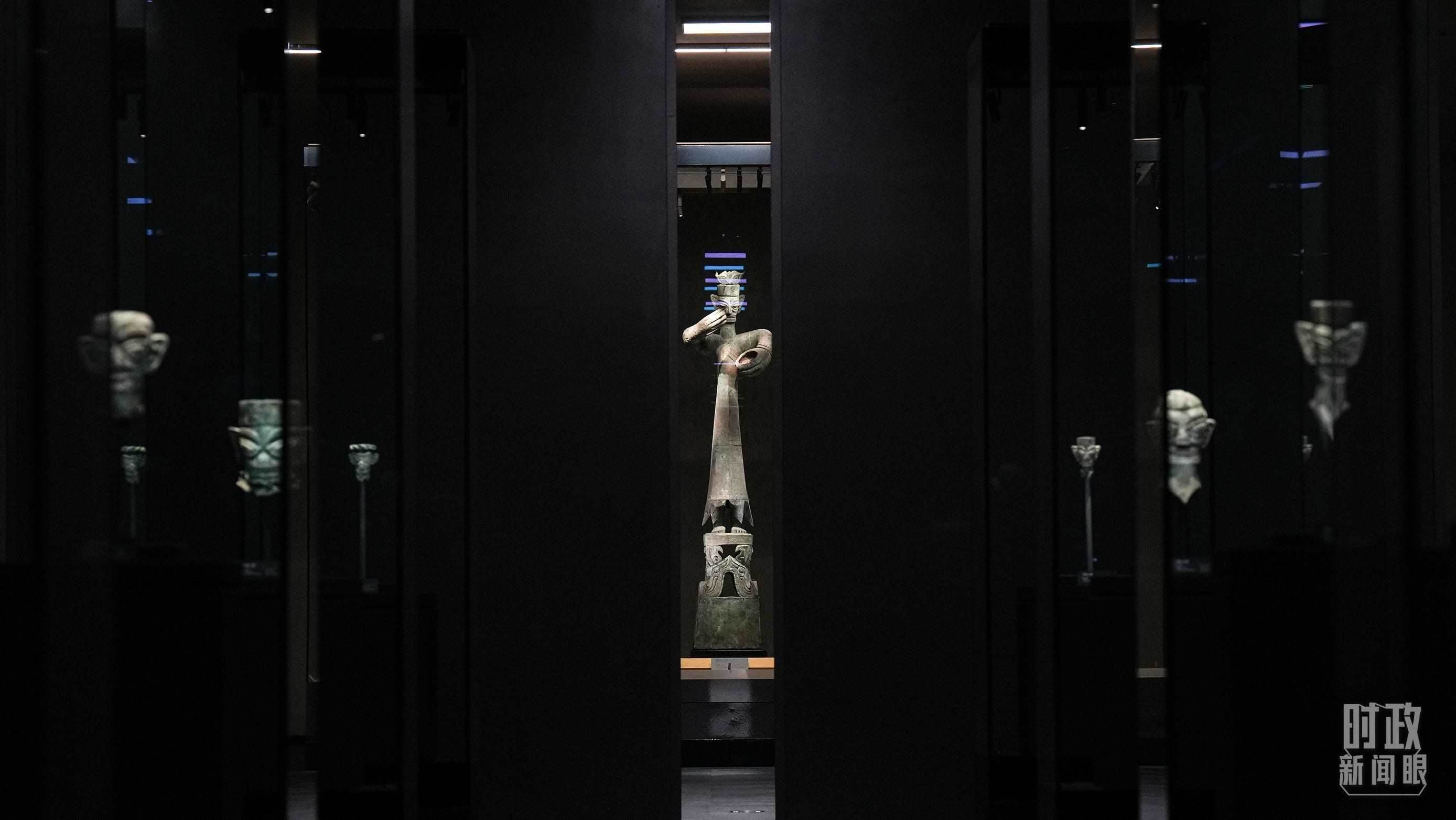 △三星堆出土的青銅大立人像。（總臺(tái)國(guó)廣記者李晉拍攝）