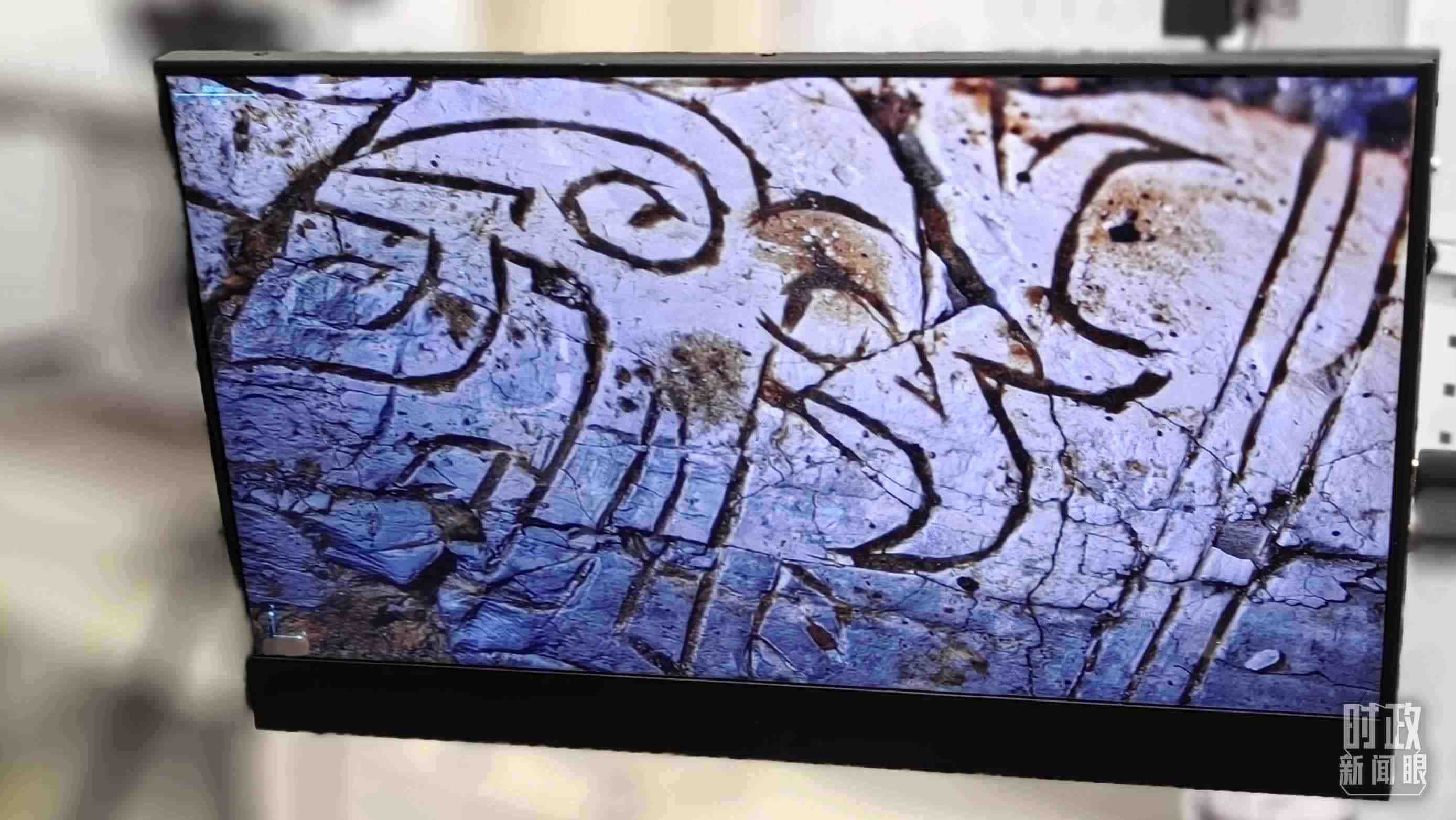 △顯微鏡下，三星堆文物的紋路清晰可見。（總臺(tái)央視記者王萌萌拍攝）