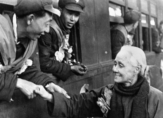 全國(guó)的鐵路工人們，一批批地志愿前往朝鮮前線工作，這是隴海路的鐵路工人魏志杰在臨行時(shí)和他母親告別的情形。新華社發(fā)（資料照片）